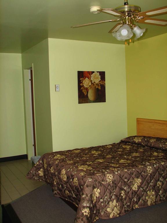 Hotel-Motel Le Pharillon Cap-des-Rosiers Kamer foto